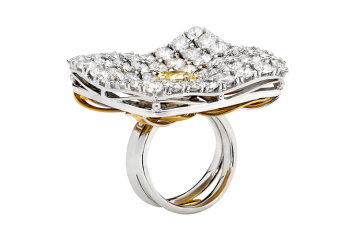 Award winning cushion and round brilliant cut diamond ring. Available in White Gold, Yellow Gold, Rose Gold or Platinum